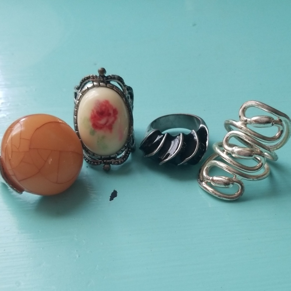 Lot of 4 statement rings!